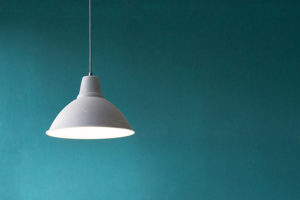 Sfeervol wonen met een slaapkamer lamp en een plafondlamp zwart